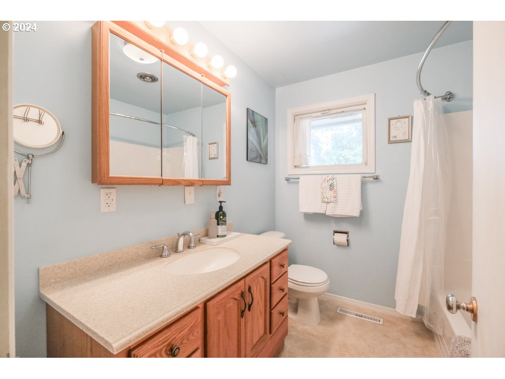 265 Berry Street Lebanon, OR 97355 - Photo 8 of 43 Gallery Image 8
