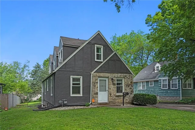 $275,000 | 8242 Belleview Avenue, Kansas City, MO 64114