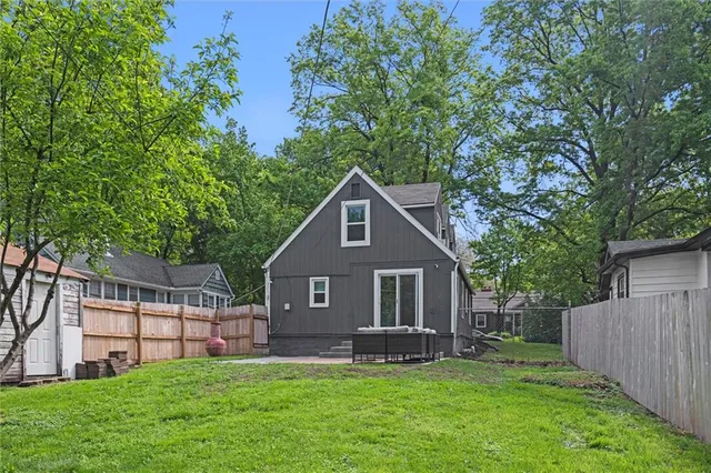 $275,000 | 8242 Belleview Avenue, Kansas City, MO 64114