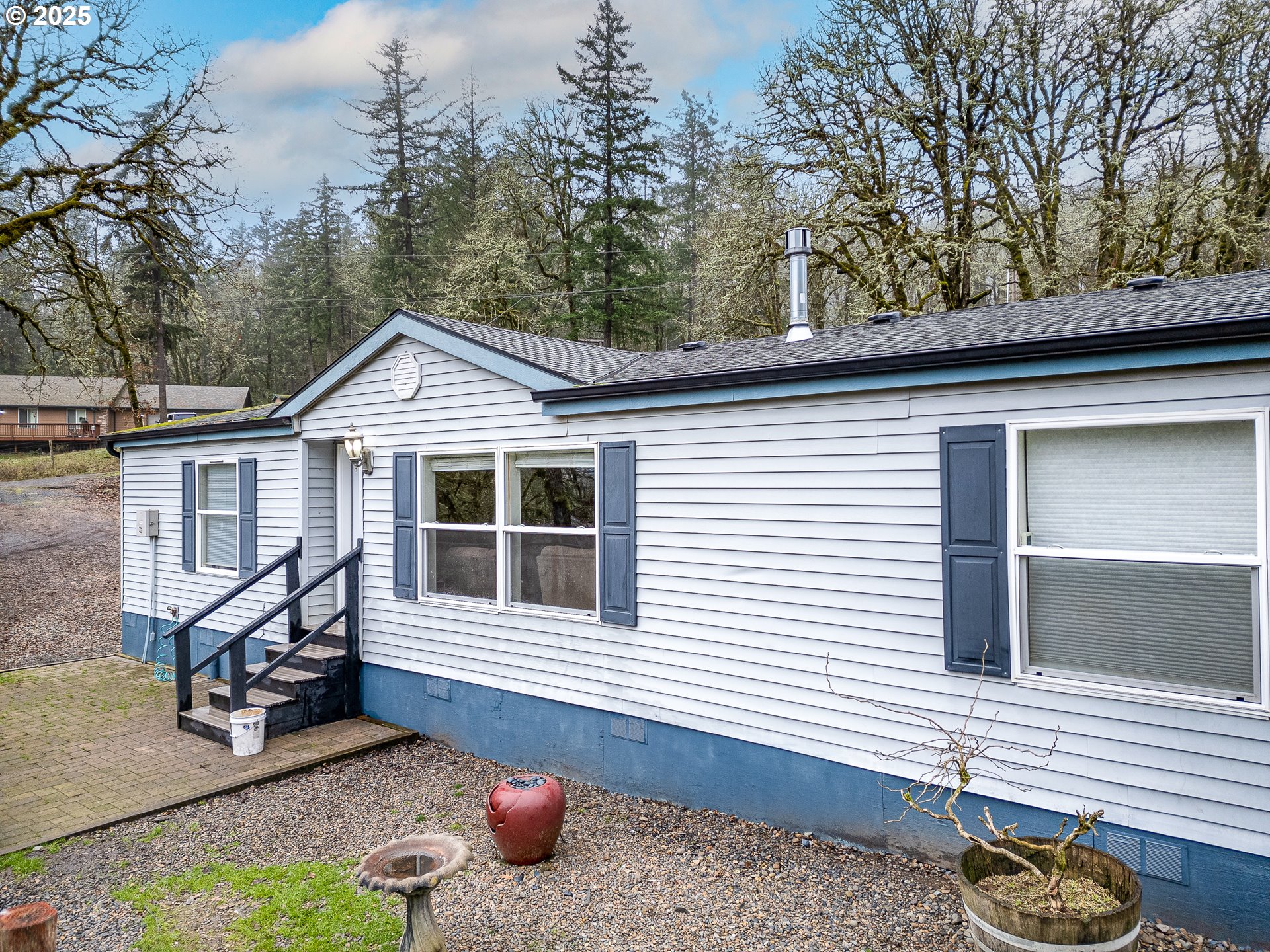 32437 Hidden Valley Road Lebanon, OR 97355 - Photo 5 of 29 a front view of a house with garden