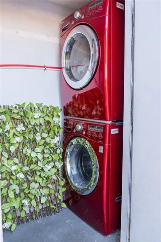 a close up view of a washer and dryer