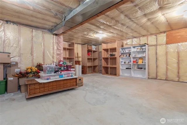 a view of livingroom with furniture