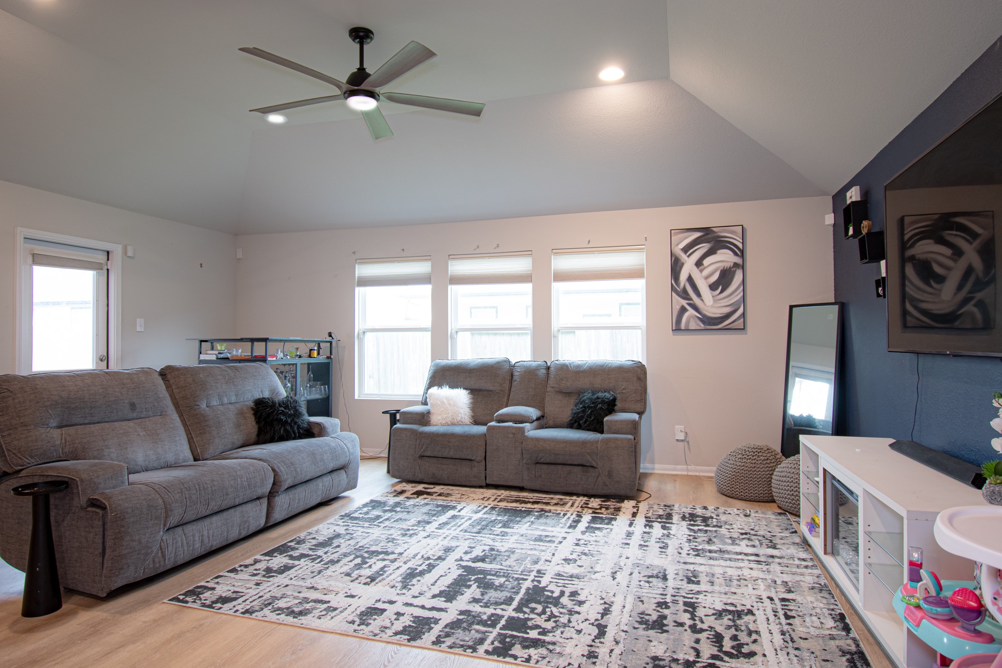 2642 Ridgeback Drive Rosenberg, TX 77471 - Photo 7 of 13 a living room with furniture and a window