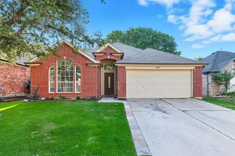 $280,000 | 807 Lake Bridge Drive, Lake Dallas, TX 75065