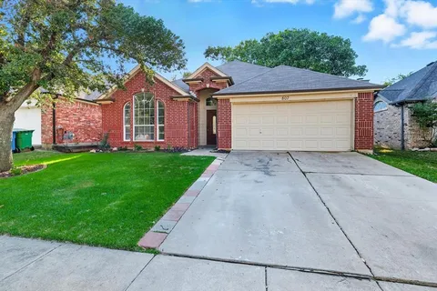 $280,000 | 807 Lake Bridge Drive, Lake Dallas, TX 75065