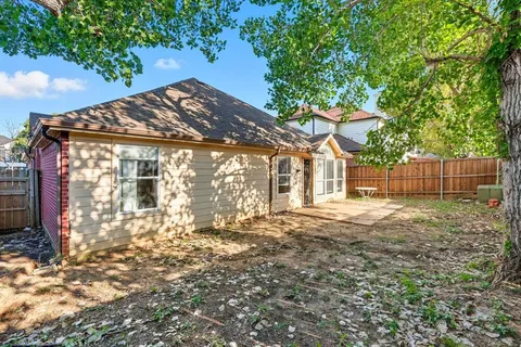 $280,000 | 807 Lake Bridge Drive, Lake Dallas, TX 75065