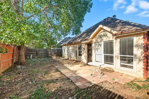 $280,000 | 807 Lake Bridge Drive, Lake Dallas, TX 75065