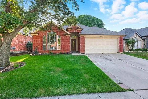 $280,000 | 807 Lake Bridge Drive, Lake Dallas, TX 75065