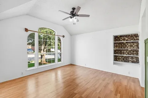 $280,000 | 807 Lake Bridge Drive, Lake Dallas, TX 75065