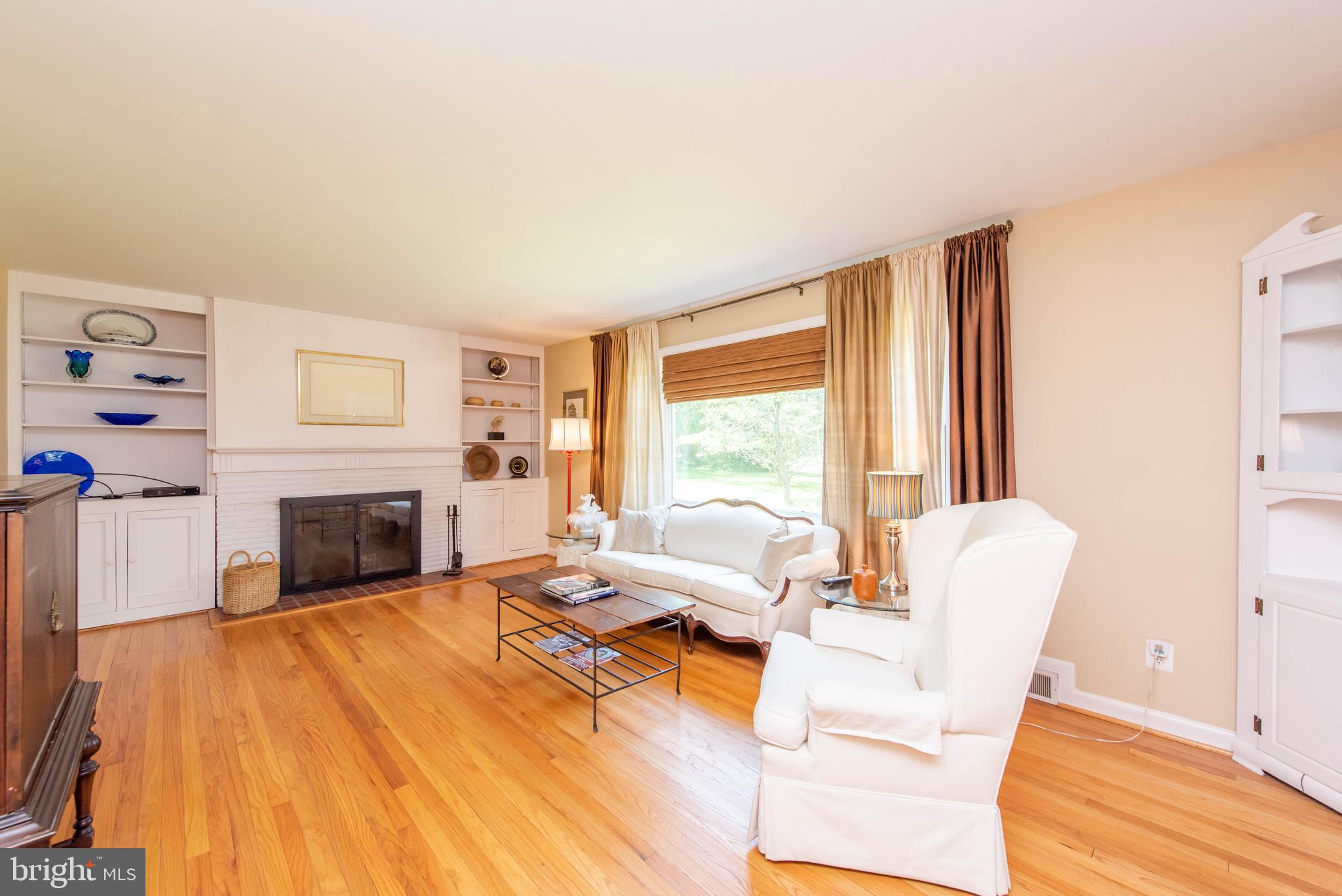 2307 Old Frederick Road Baltimore, MD 21228 - Photo 4 of 49 Living room