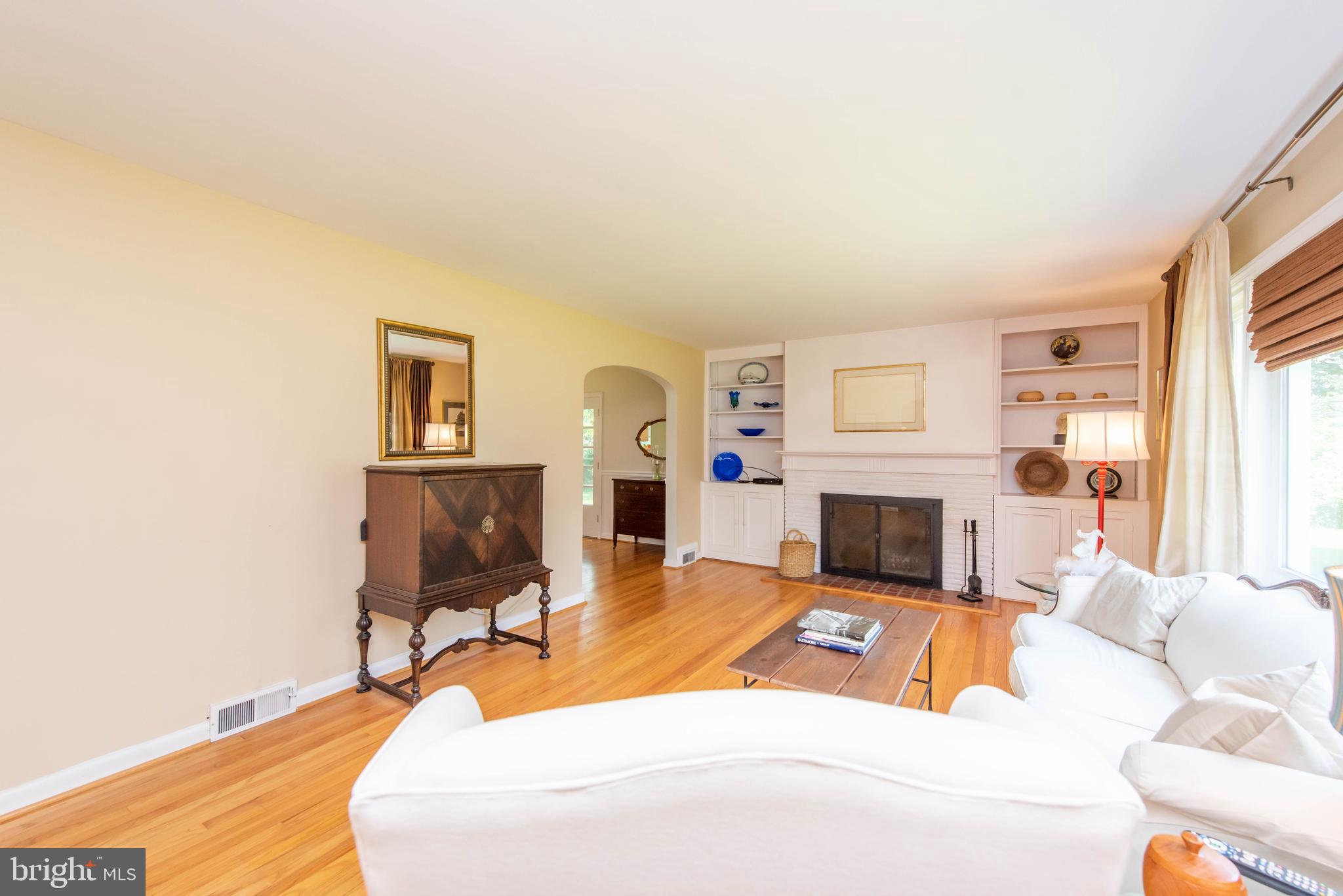 2307 Old Frederick Road Baltimore, MD 21228 - Photo 7 of 49 Living room