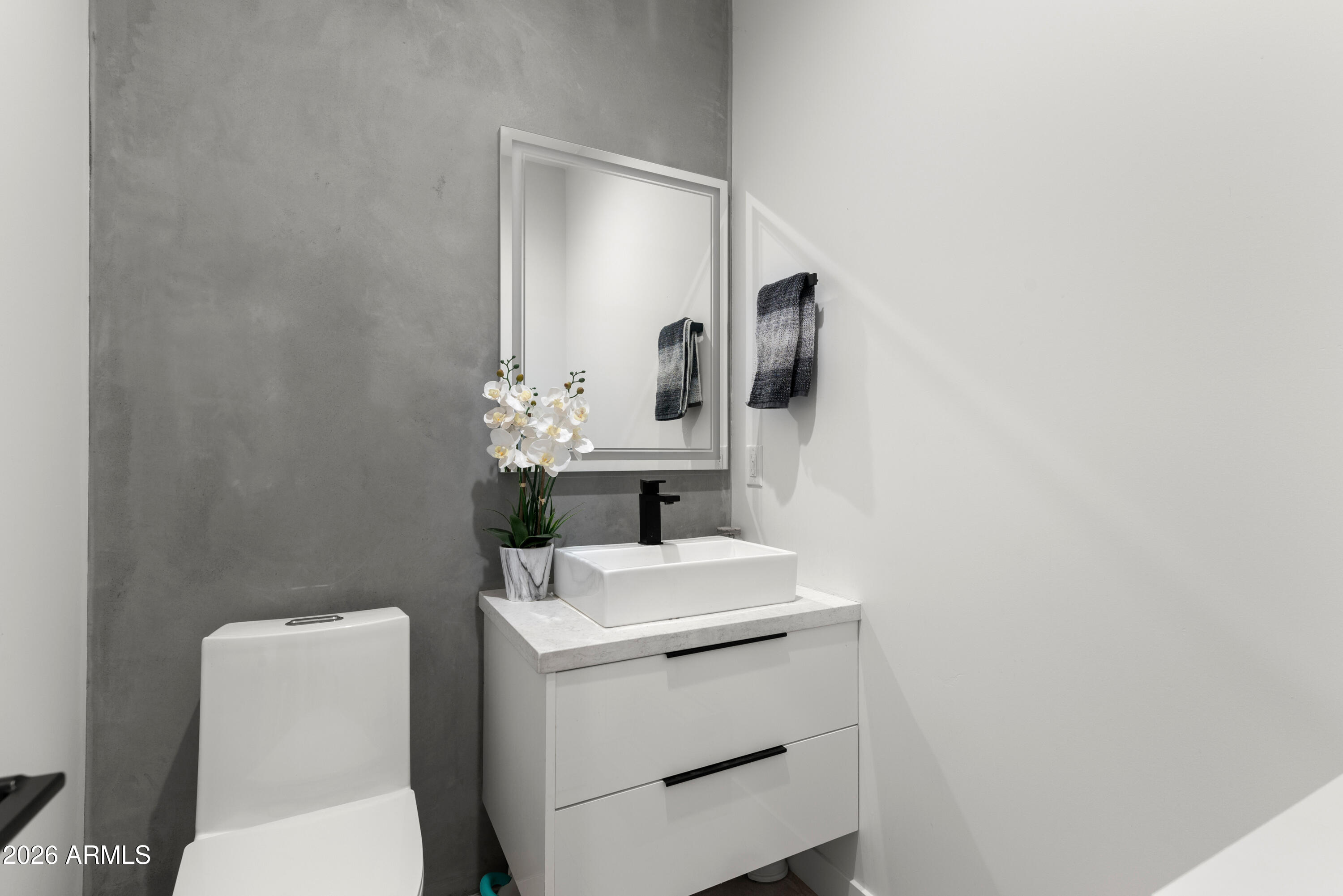 2826 North 28th Place Phoenix, AZ 85008 - Photo 10 of 14 28th pl powder room