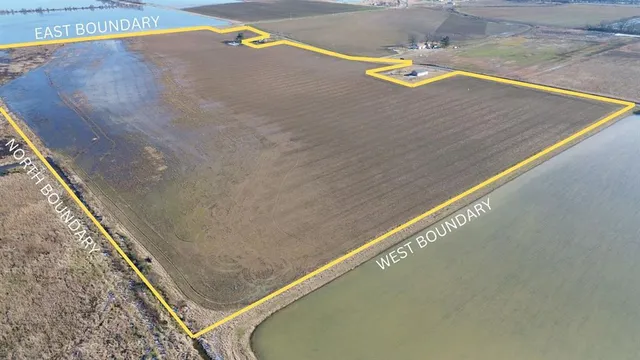 a view of a tennis court
