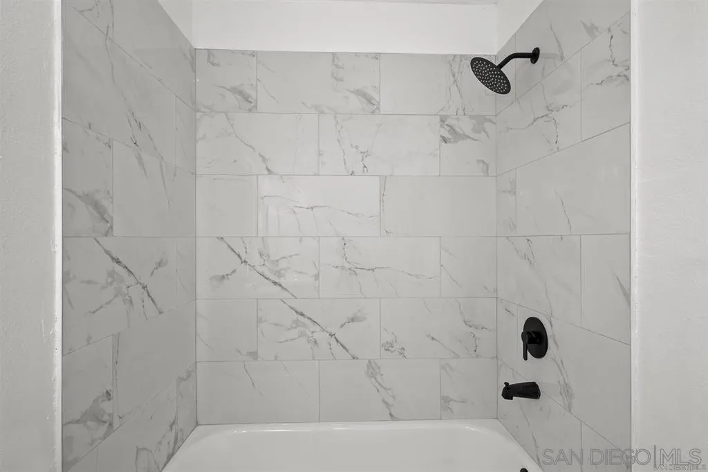 10767 Jamacha Boulevard, Unit SPC 62 Spring Valley, CA 91978 - Photo 19 of 25 a bathroom with a bathtub