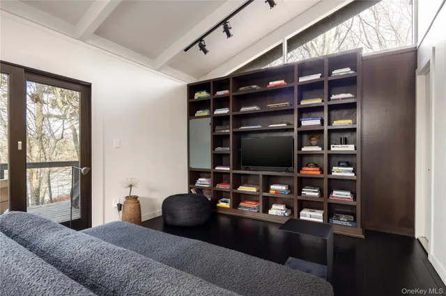 $15,000 | 15 Lake View Court, Southampton, NY 11968