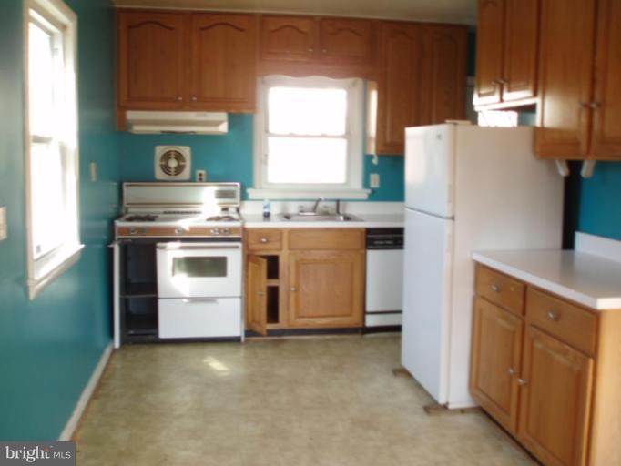 2102 Chapman Road Hyattsville, MD 20783 - Photo 3 of 9 Kitchen