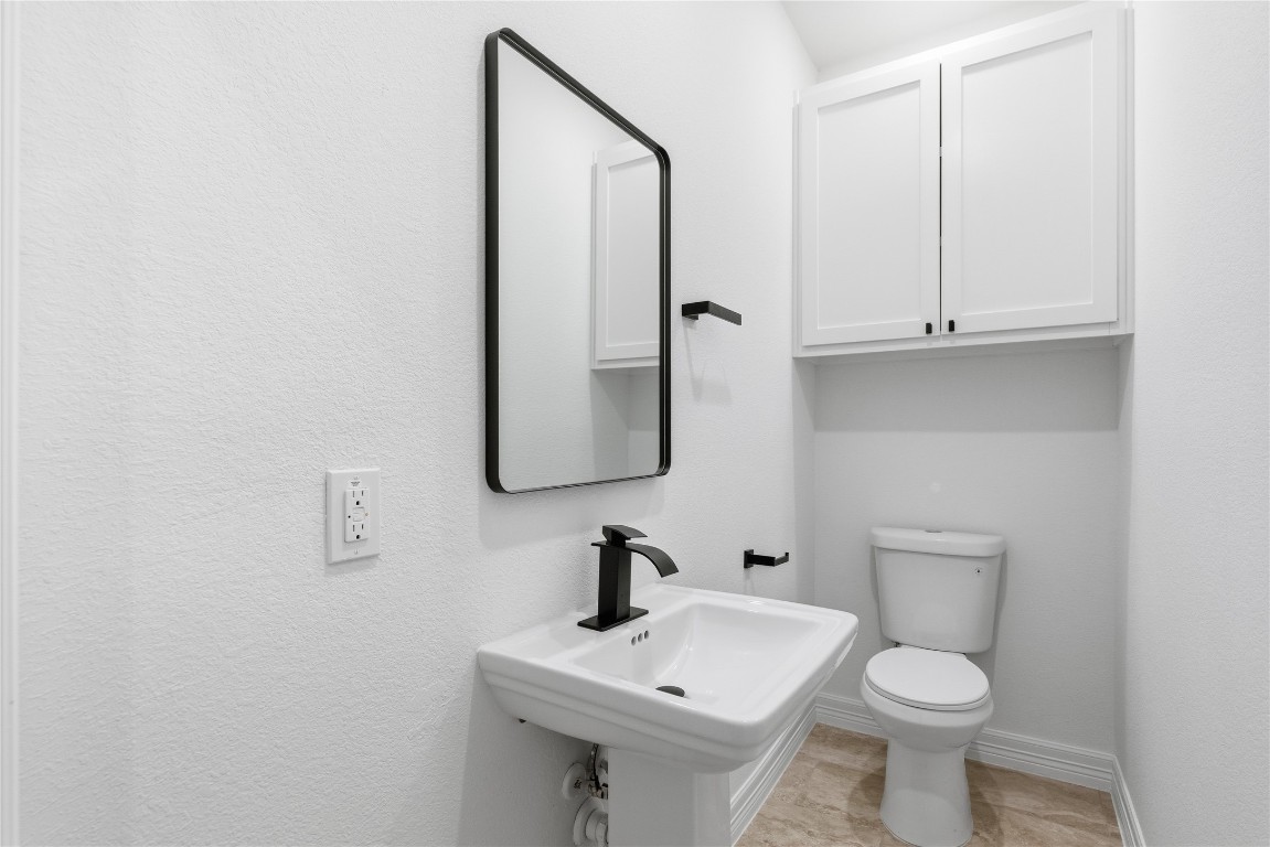214 Manor Avenue Arcola, TX 77583 - Photo 16 of 26 Half Bathroom
