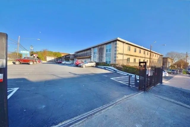 $1,100 | 2401 Manor Road, Unit 132A, Austin, TX 78722