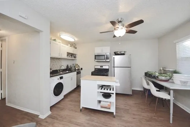 $950 | 2401 Manor Road, Unit 132A, Austin, TX 78722