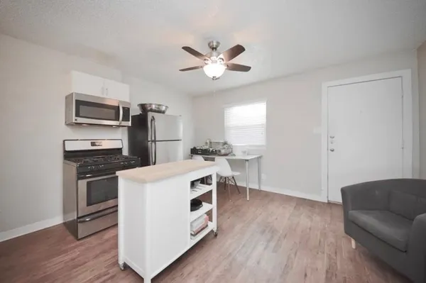 $900 | 2401 Manor Road, Unit 132A, Austin, TX 78722