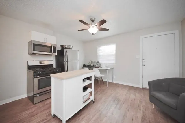 $950 | 2401 Manor Road, Unit 132A, Austin, TX 78722