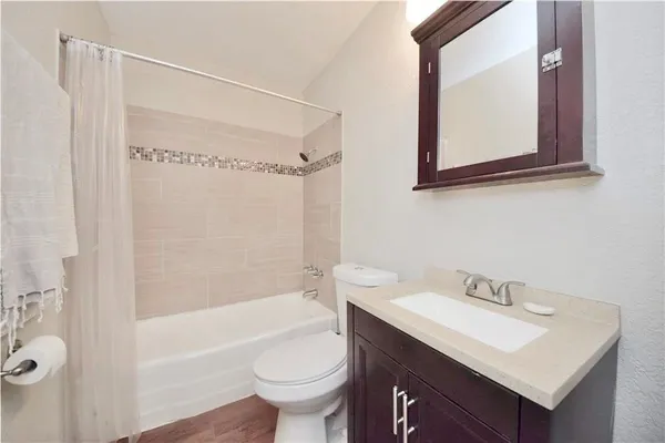 $900 | 2401 Manor Road, Unit 132A, Austin, TX 78722