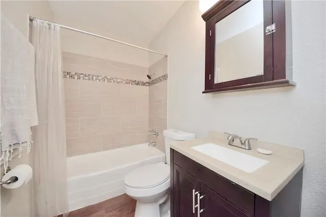 $950 | 2401 Manor Road, Unit 132A, Austin, TX 78722