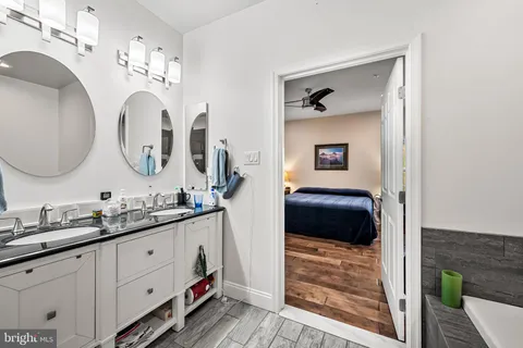 a en suite bathroom with a double vanity sink and a mirror