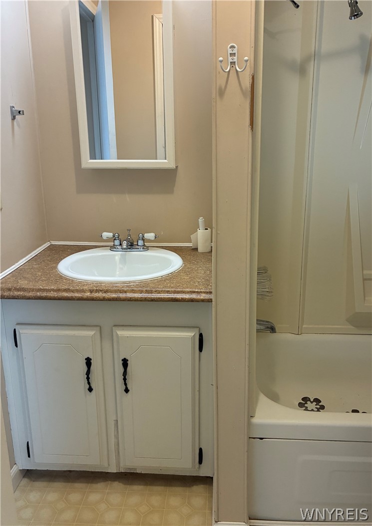 6035-286 South Transit Road, Unit 286 Lockport, NY 14094 - Photo 29 of 48 HALL OR GUEST ENTRANCE TO 2ND FULL BATHROOM