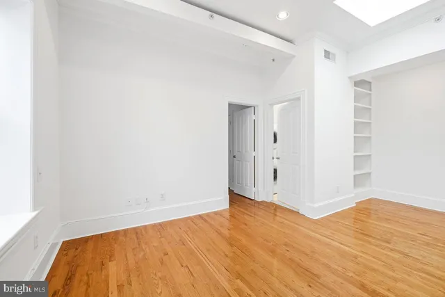 a close up view of a washer and dryer