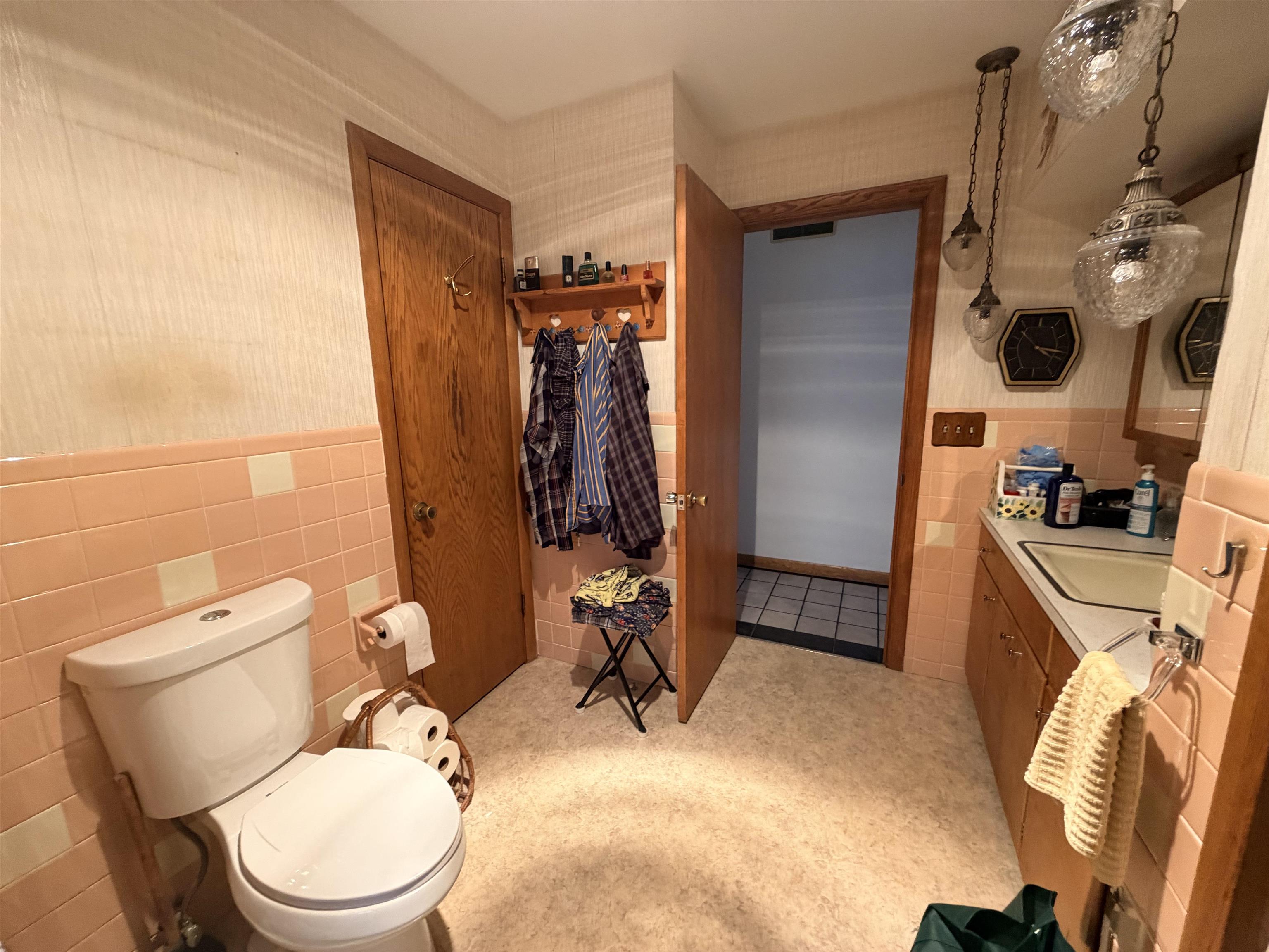 2280 South Rock City Road Ridott, IL 61067 - Photo 22 of 59 a bathroom with a toilet and a shower