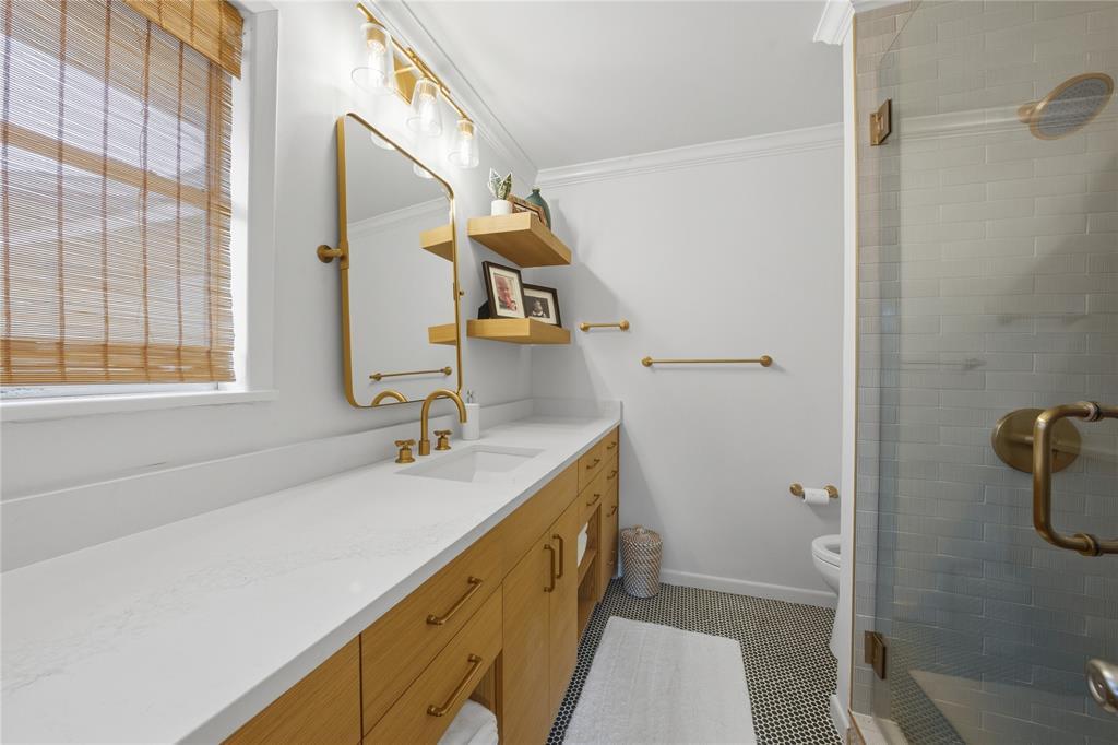 111 Ridgeoak Way Tool, TX 75143 - Photo 10 of 21 a bathroom with a sink and mirror with bathtub