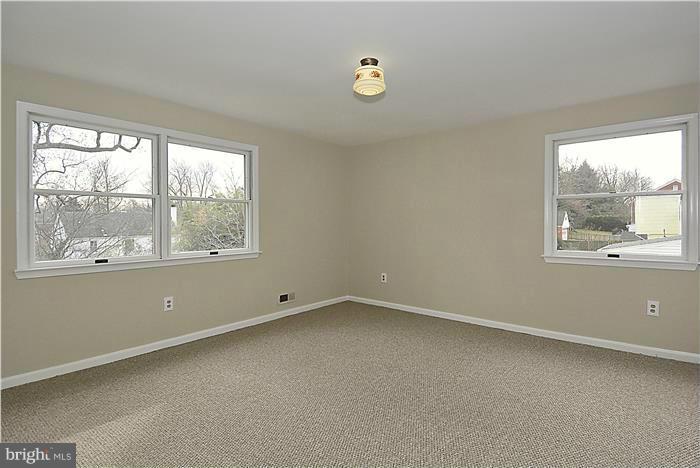 318 Whitestone Road Silver Spring, MD 20901 - Photo 20 of 28 an empty room with a window