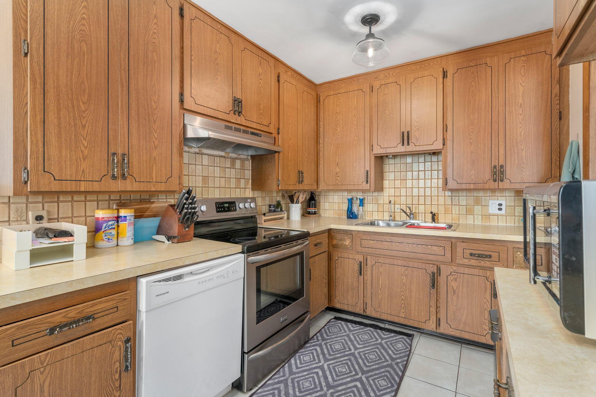 2580 Woodstock Road Columbus, OH 43221 - Photo 7 of 37 Kitchen