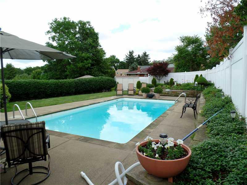 921 Shadycrest Road Beechview, PA 15216 - Photo 8 of 25 Yard/Garden.