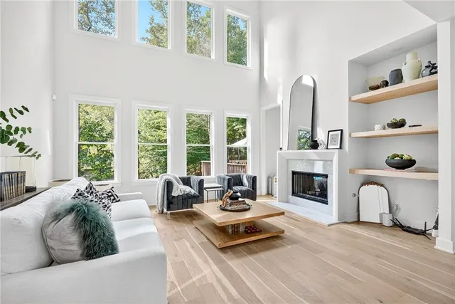 a large kitchen with kitchen island a large island in it
