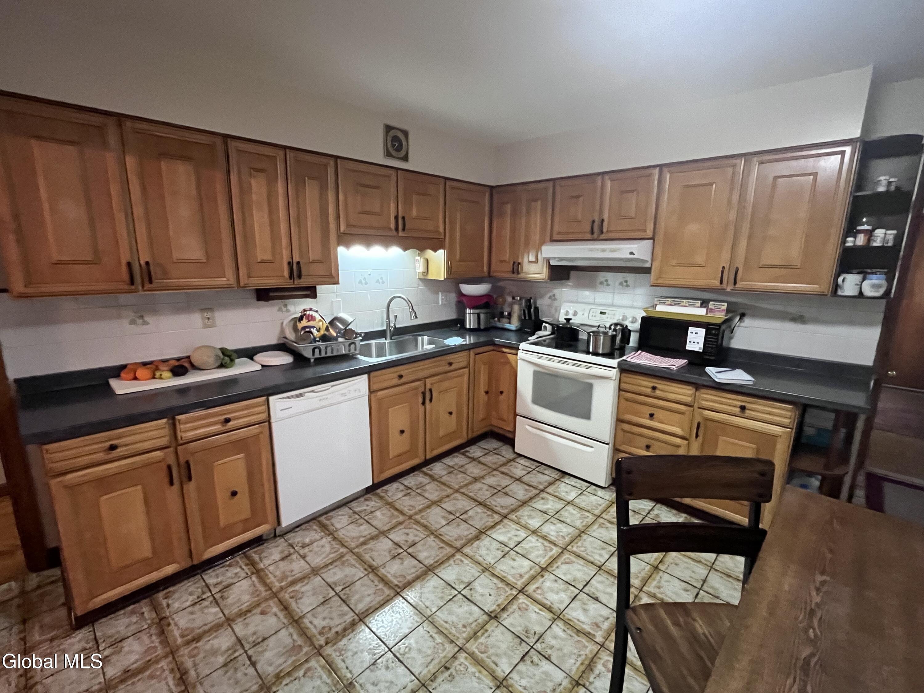 1911 Golf Avenue Schenectady, NY 12308 - Photo 7 of 25 IMG_6823