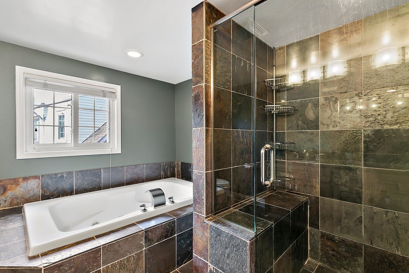 595 Selborne Road Riverside, IL 60546 - Photo 14 of 25 a bathroom with a bathtub