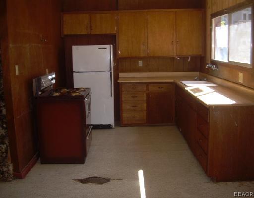 341 Riverside Avenue Sugarloaf, CA 92386 - Photo 4 of 8 Kitchen.