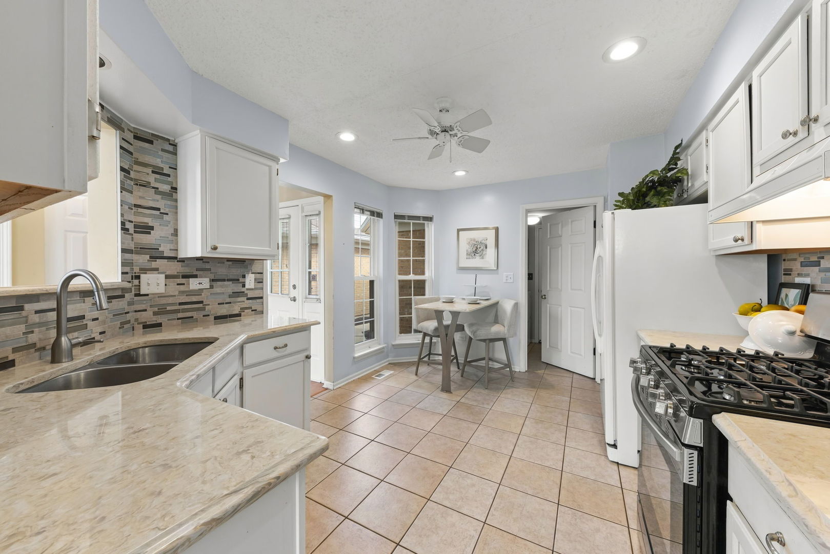 314 Cimarron Road East Lombard, IL 60148 - Photo 2 of 32 Gallery Image 2