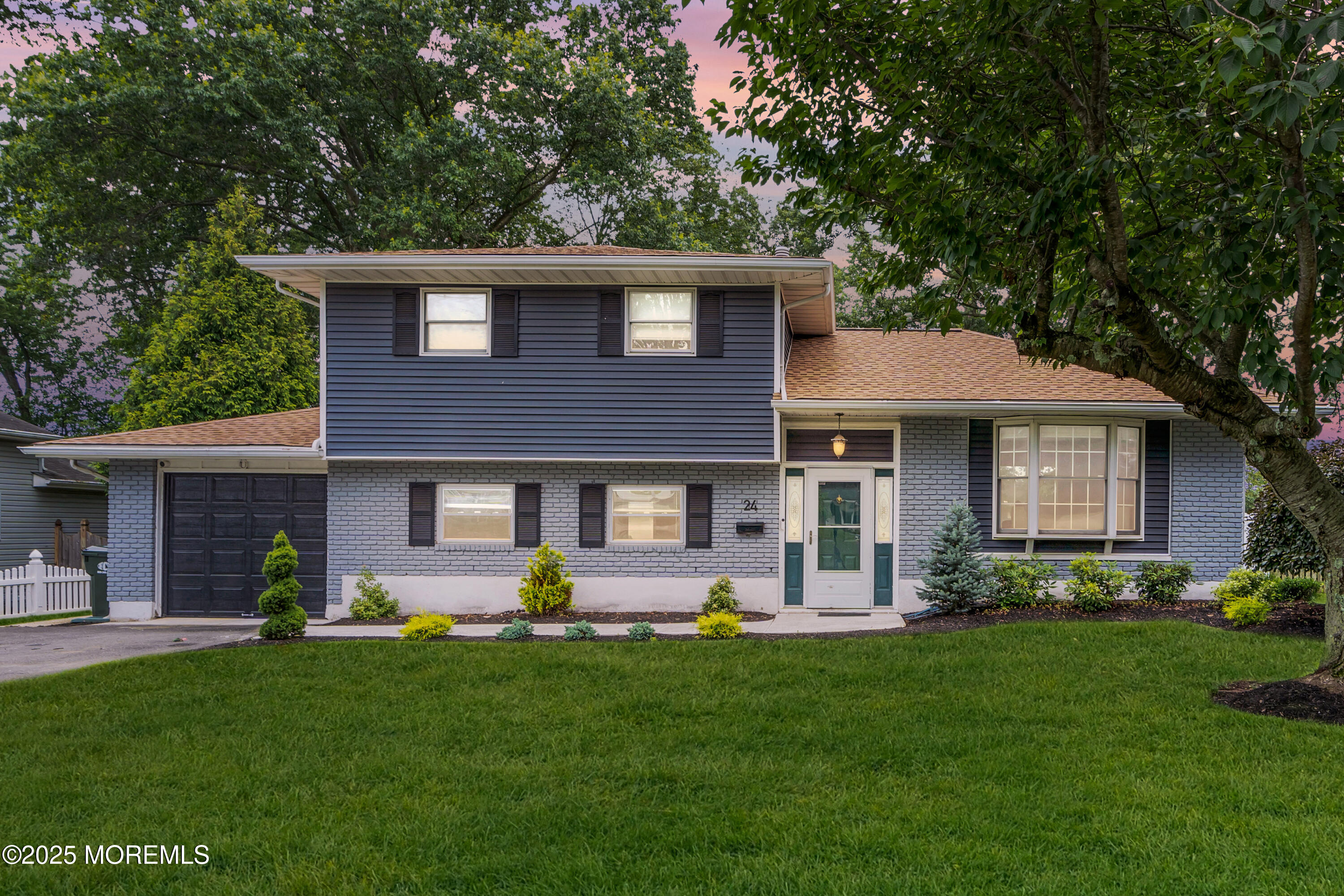 24 Willow Brook Road Freehold, NJ 07728 - Photo 2 of 28 002_dsc01224-1vt_b_792
