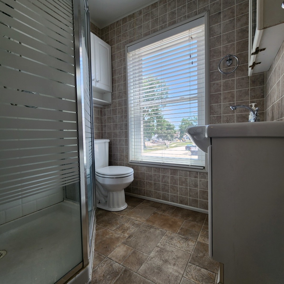 700 West Lafayette Street Ottawa, IL 61350 - Photo 16 of 24 a bathroom with a toilet a sink and shower