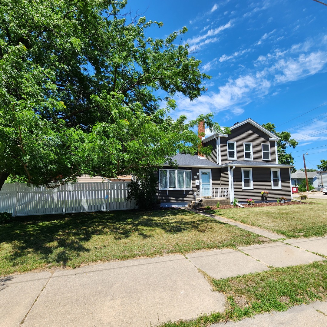 700 West Lafayette Street Ottawa, IL 61350 - Photo 21 of 24 a front view of a house with a garden
