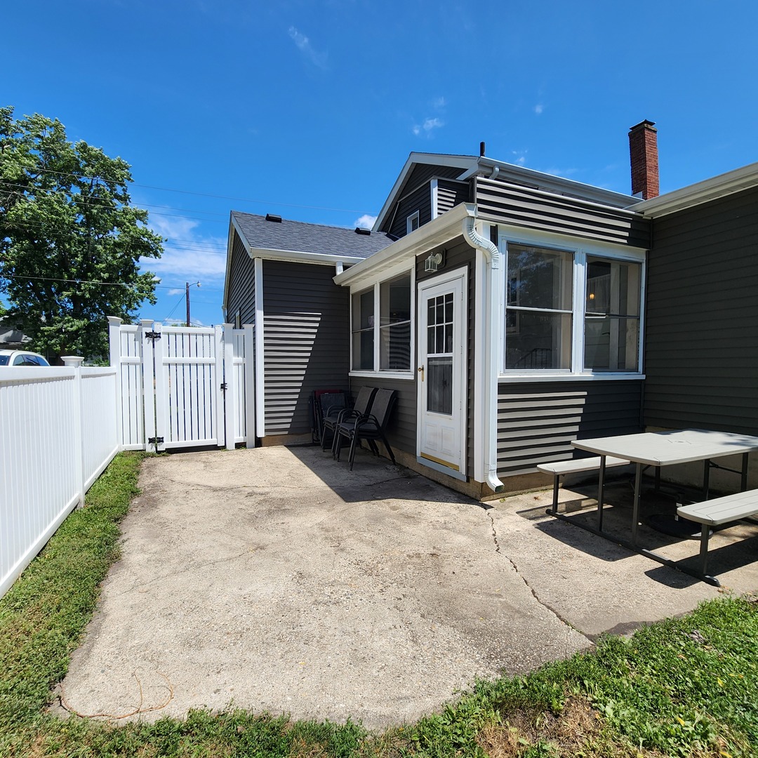 700 West Lafayette Street Ottawa, IL 61350 - Photo 22 of 24 a backyard of a house with table and chairs
