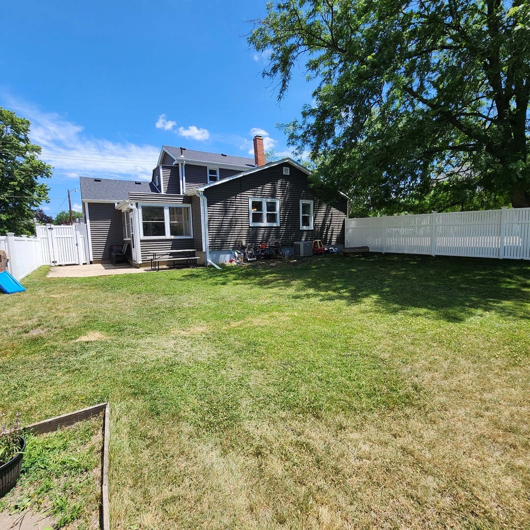 700 West Lafayette Street Ottawa, IL 61350 - Photo 23 of 24 a view of a house with a yard balcony
