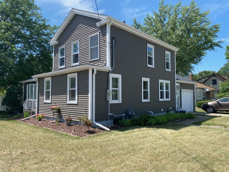 700 West Lafayette Street Ottawa, IL 61350 - Photo 24 of 24 a front view of a house with garden