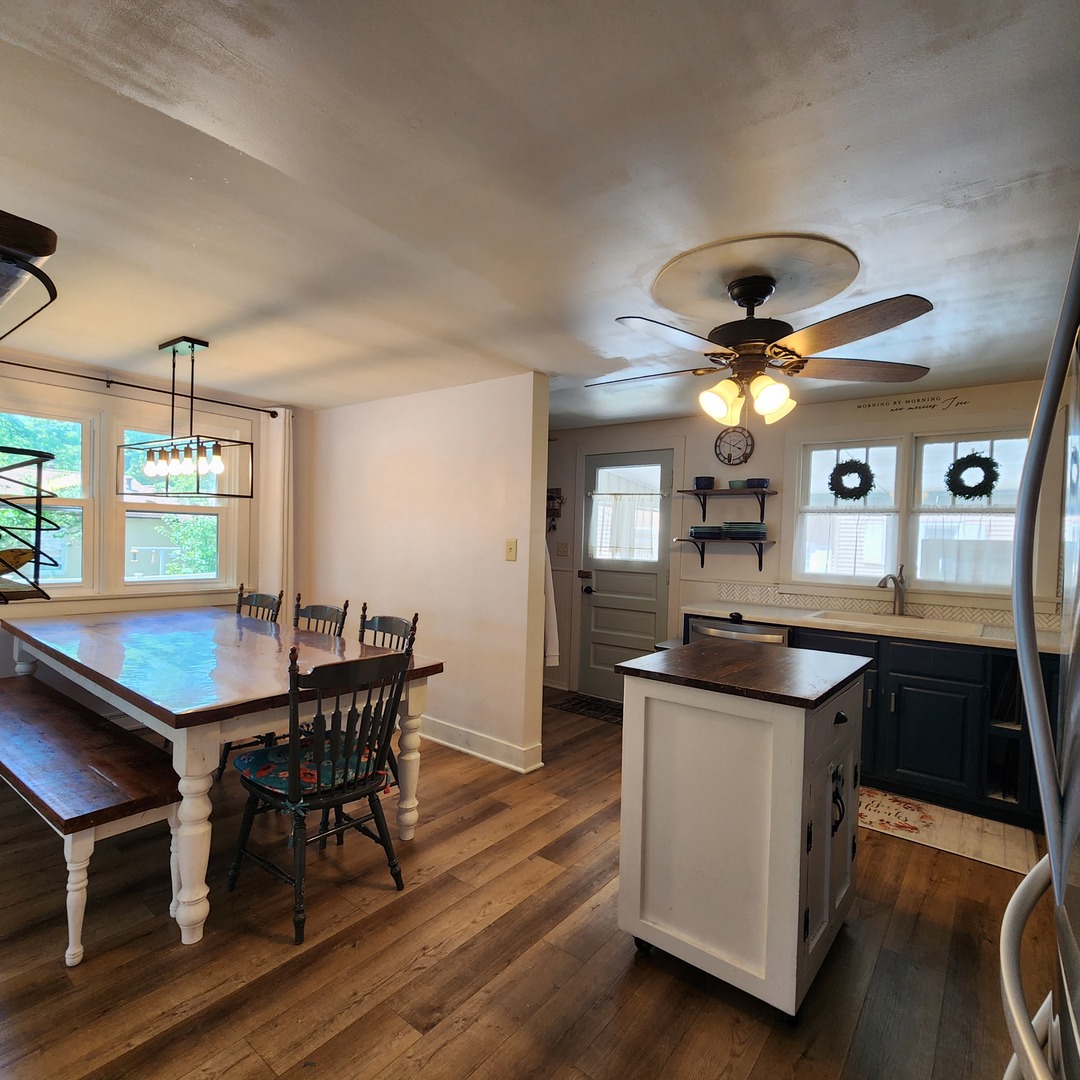 700 West Lafayette Street Ottawa, IL 61350 - Photo 4 of 24 a kitchen that has a table and chairs in it