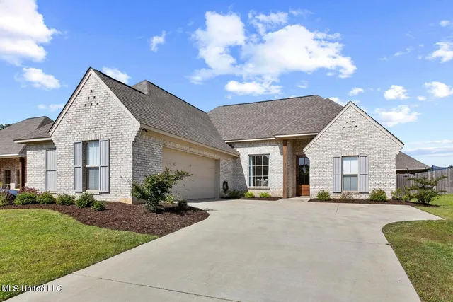 $2,600 | 313 East Buttonwood Lane, Canton, MS 39046