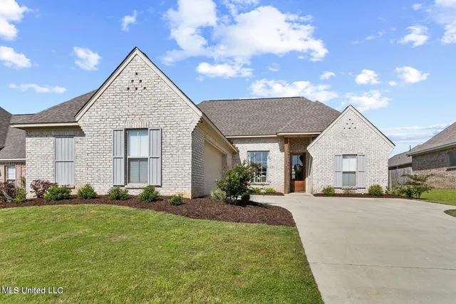 $2,600 | 313 East Buttonwood Lane, Canton, MS 39046