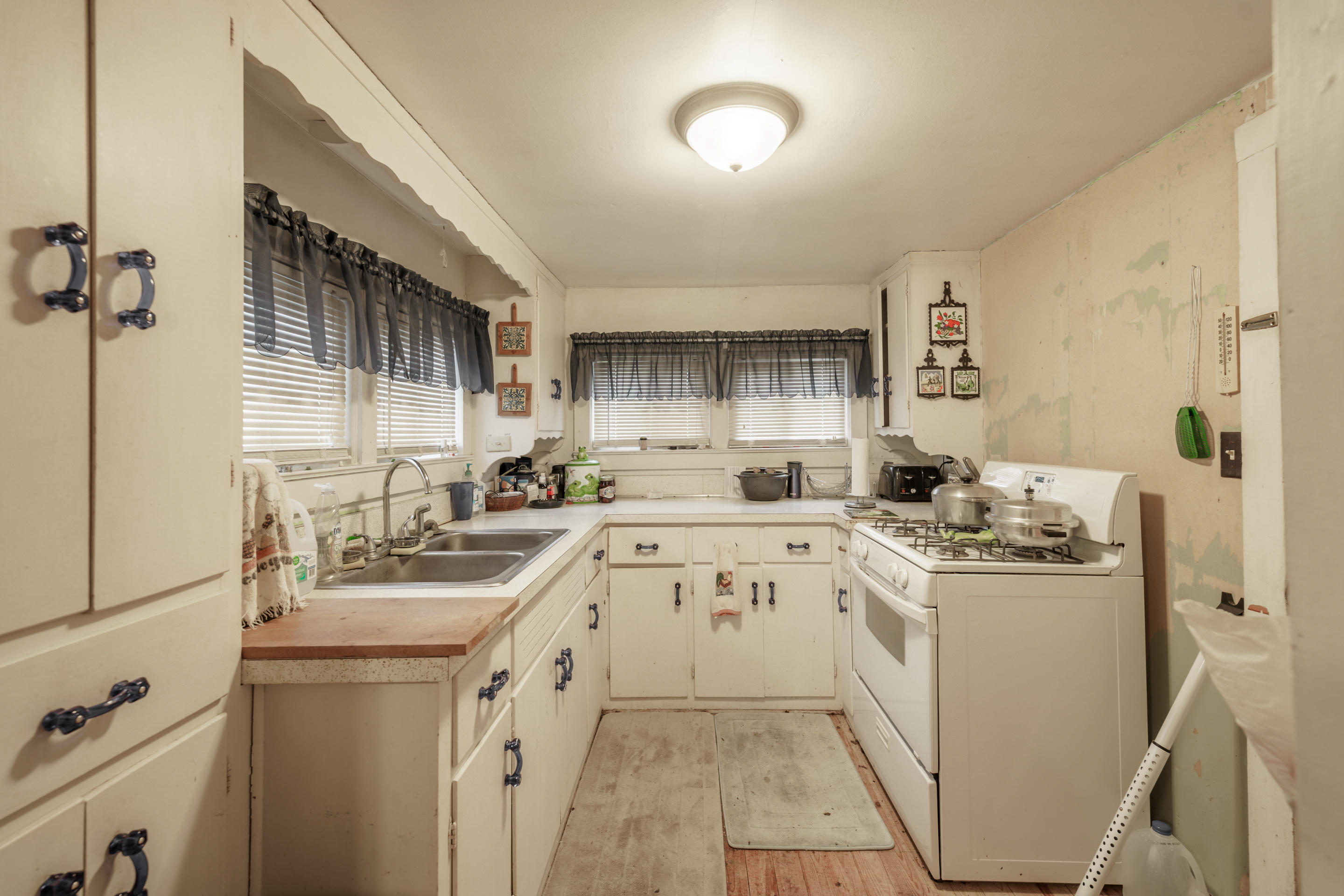 1174 Sugar Loaf Road Sevierville, TN 37876 - Photo 5 of 12 kitchen_